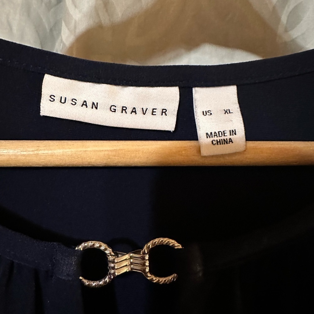 Susan Graver Women’s XL Liquid Knit Navy Blue Silver Hardware Blouse Top Flutter - Picture 3 of 4